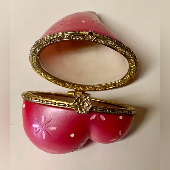 Vintage Bronze Trim Clasp Porcelain Figural Love Heart Trinket Box Antique - Picture 8 of 16